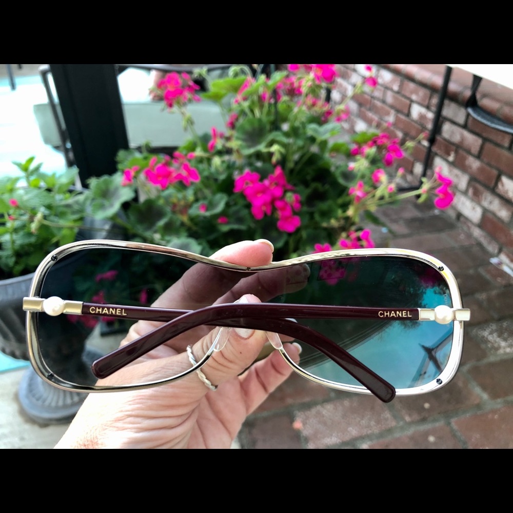 CHANEL pearl sunglasses with quilted case - Picture 3 of 8
